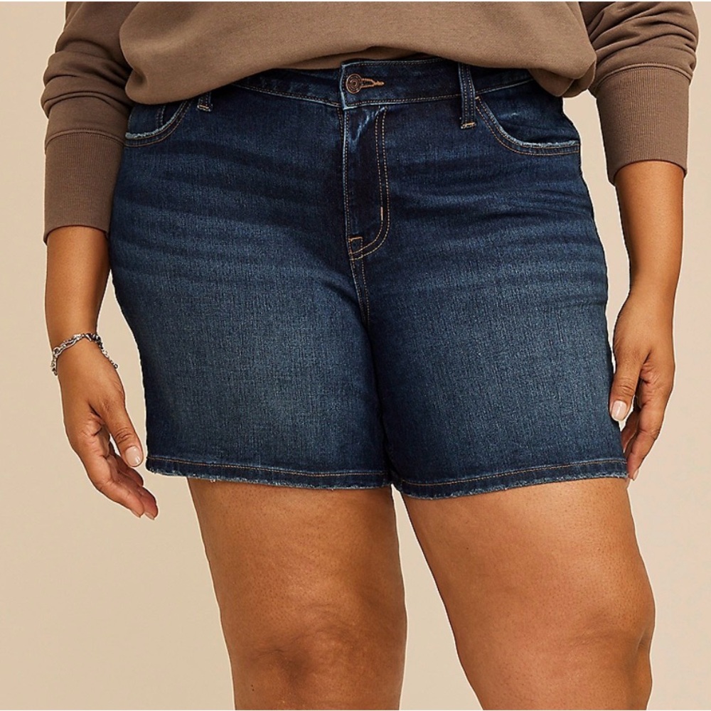 NWT m jeans by maurices™ Classic Mid Rise Slit Hem 6in Short Women’s Size 16W